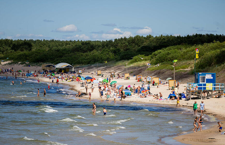 Palangoje poilsiautojai džiaugiasi saulėtu oru