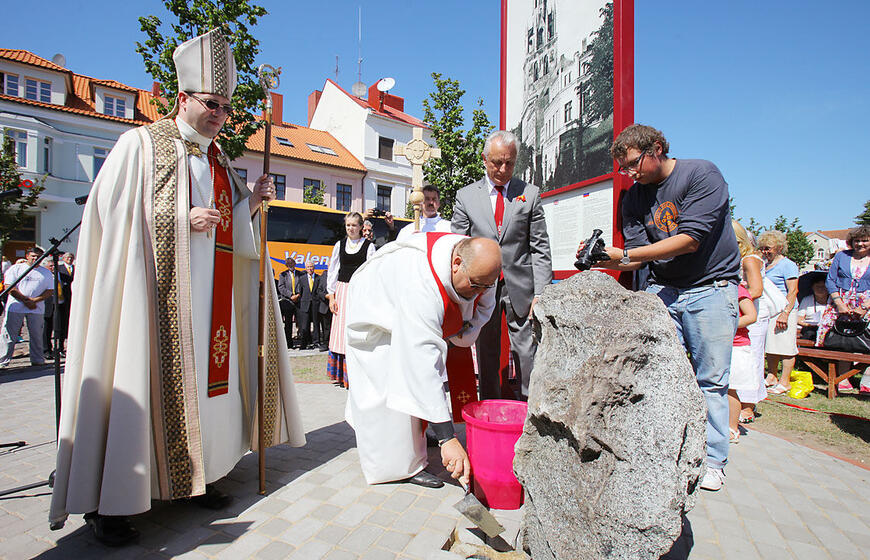 Simboliškai pažymėta evangelikų liuteronų Šv. Jono Atminimo mbažnyčios Klaipėdoje atstatymo darbų pradžia - toje vietoje, kur ji stovės, atidengtas kertinis akmuo, šalia jo įkasta atminio kapsulė