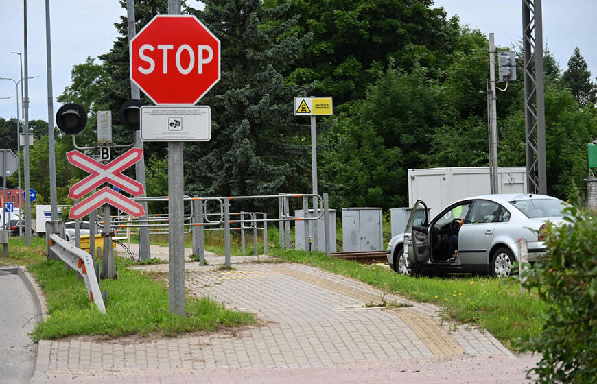 geležinkelio pervaža, automobilis, stop ženklas