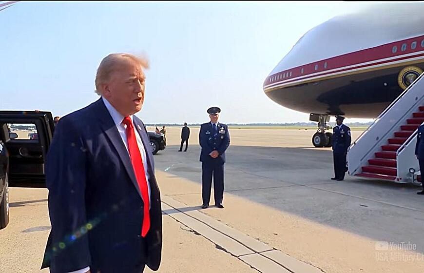 Donaldas Trampas prie naujo lėktuvo