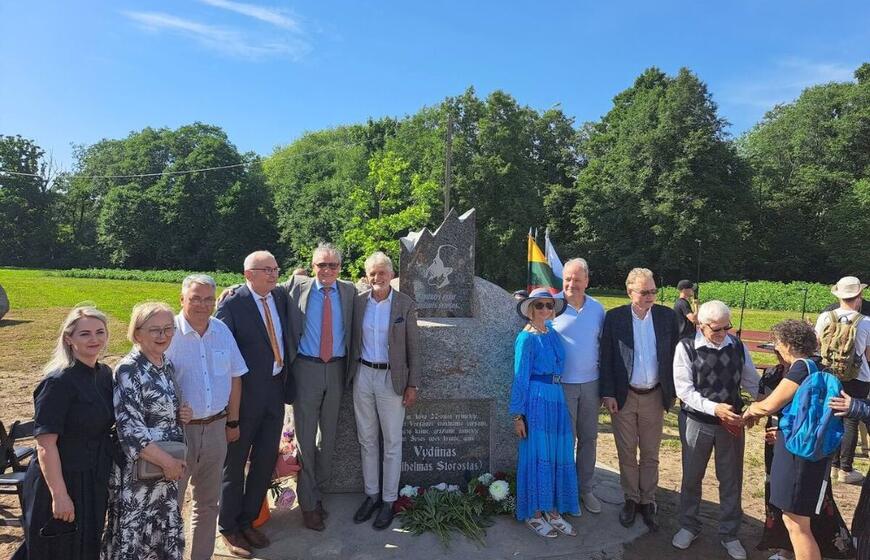 Paminklinis akmuo Vydūno gimtinėje
