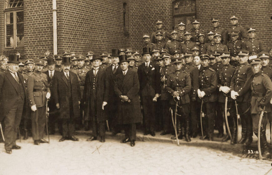 Lietuvos Respublikos prezidentas Kazys Grinius viešnagės Klaipėdoje metu 1926 m. rugpjūčio 29 d. lanko Klaipėdos įgulos kareivines