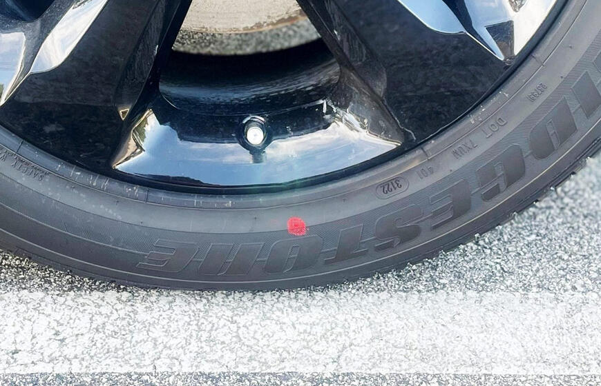 Ką iš tikrųjų reiškia raudoni ir geltoni taškai ant naujų automobilio padangų?
