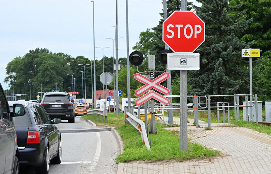 STOP ženklas, geležinkelio pervaža, automobiliai