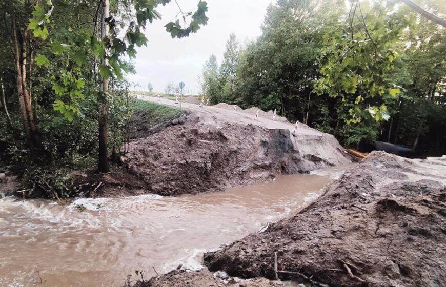 Vanduo išgraužė renovuojamą kelią