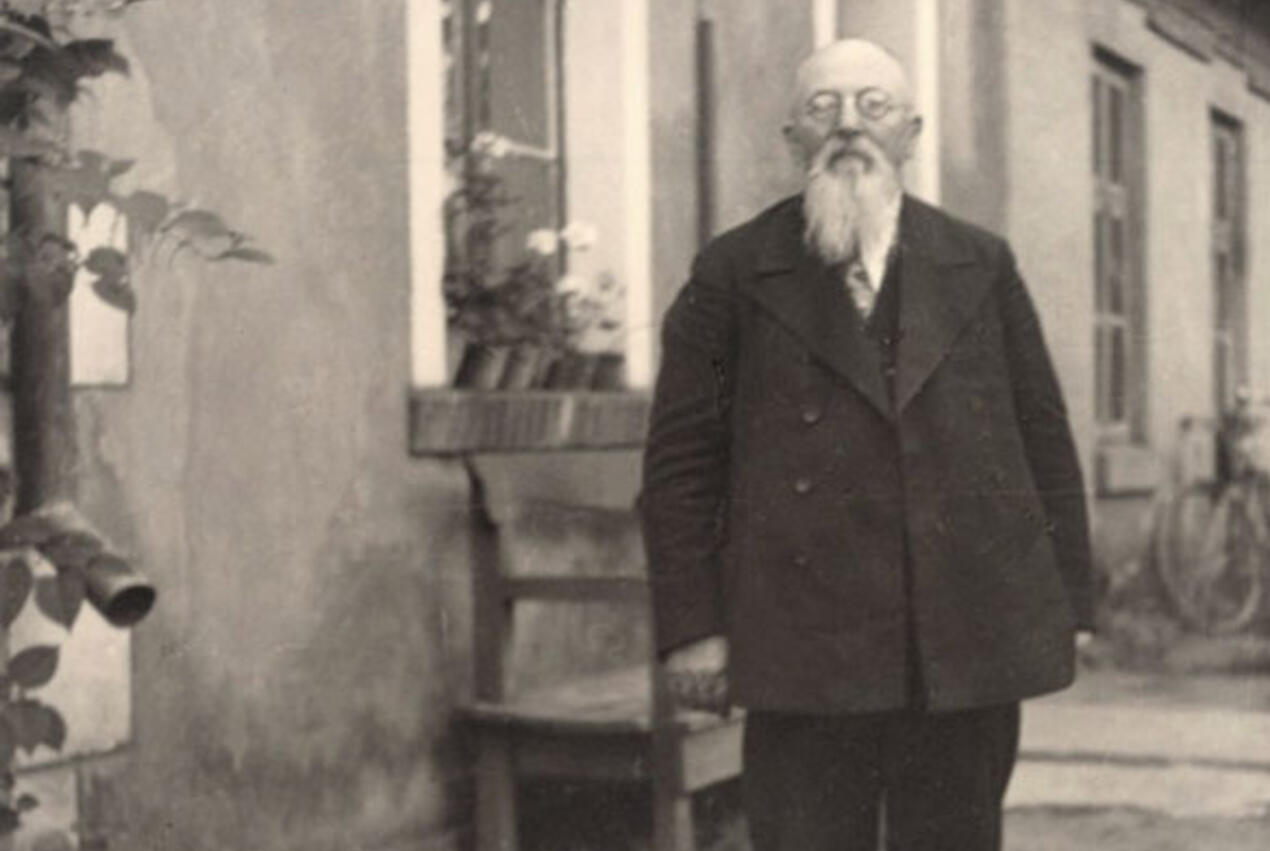  Mažosios Lietuvos patriarchas Martynas Jankus prie spaustuvės Bitėnuose pastato 1938 m. Pagėgių savivaldybės Martyno Jankaus muziejaus nuotr.