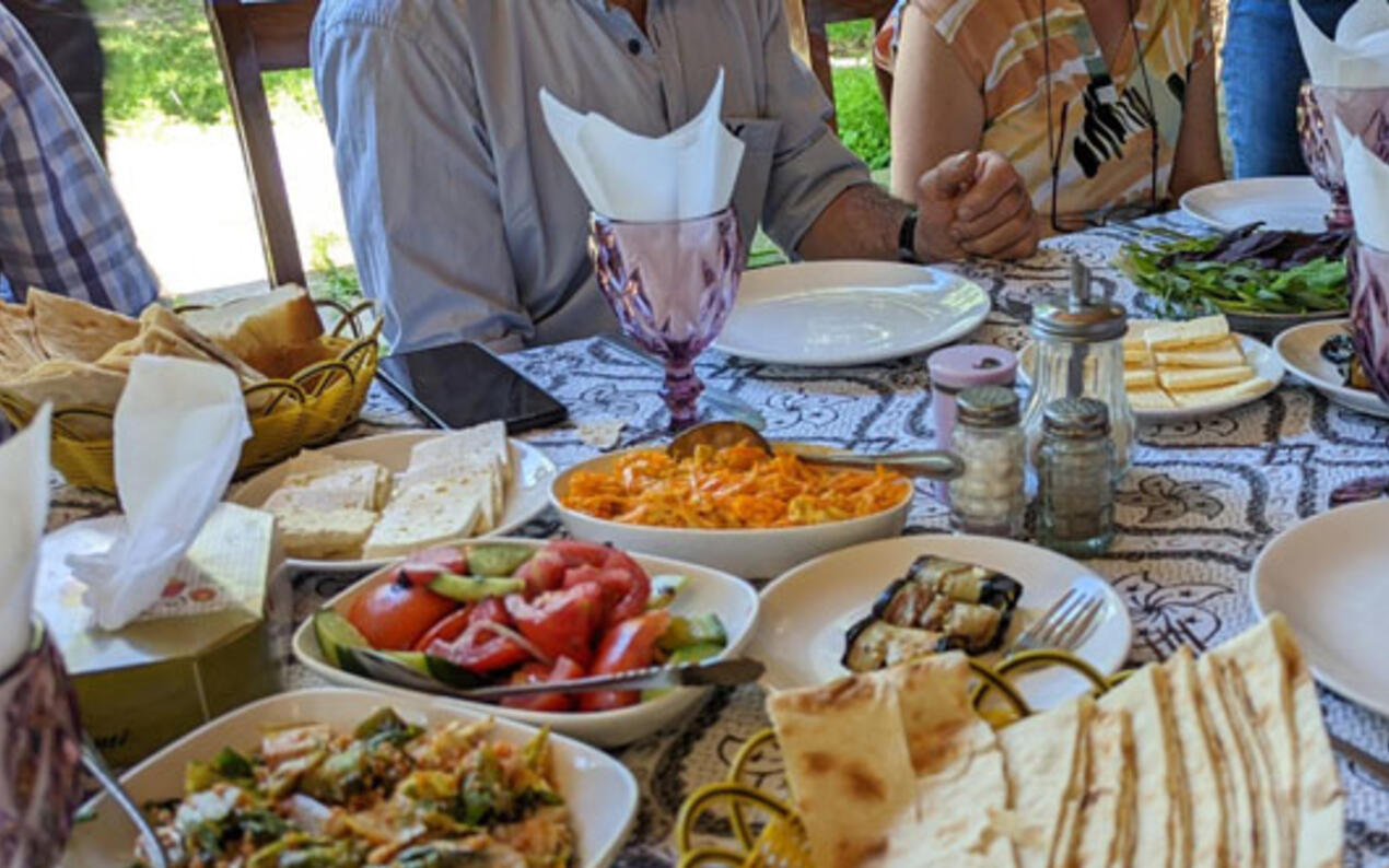 Čia armėniškas „starter”. Nuo jo tiek pasisotini, kad nebenori pagrindinio patiekalo”, – pasakojo lietuvė.