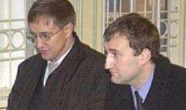 Kaltinamieji Žukauskų nužudymu liudijo už uždarų durų