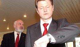 Eliminuotasis prezidentas stumdo įstatymų barikadas