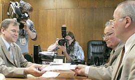 Iš skandalo sūkurio - su kapšu pinigų