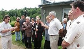 Atgautą žemę nuo savininakų skiria aukšta tvora