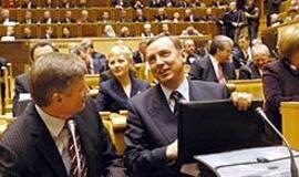 Virš politikos arenos - revoliucijos debesys