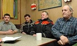 Areštuoto laivo savininkė įgulai vietoj atlyginimų atvežė tortą