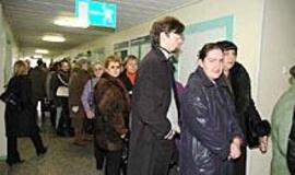 Ambulatorijos registratūroje - pacientų spūstys