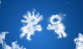 Dvi vyriškos šypsenos moteriai