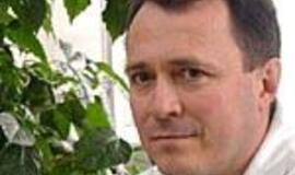 Per mažus pjūvius iš antinksčių pašalintas auglys