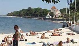 Švedai Visbio paplūdimyje kepa dešreles ir žaidžia ledo ritulį