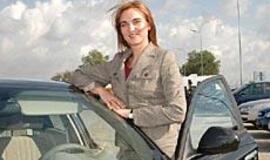 "Automobiliai moteriškumo neatima..."