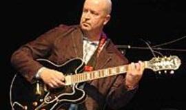 Verslininkas su gitara