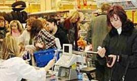 Nuo kortelių išsipūtusios piniginės neplonės