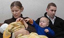 Pakelėje gimusios mergaitės tėvai teisybės paieškoms neturi pinigų