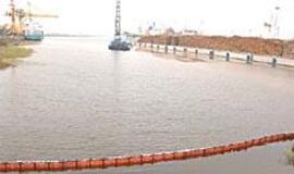 Išlietas mazutas grasino Vilhelmo kanalui