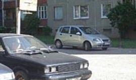 Atnaujinti aikšteles trukdo automobiliai