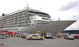 Į Klaipėdą atklydo plaukiojantis daugiabutis