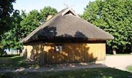 Šalia delfinų terapijos centro - senovinis kaimas