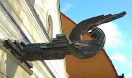 Vandalai "kovoja" su miesto puošmenomis