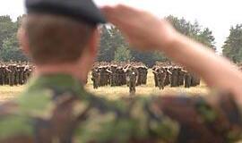 Politikų atžaloms šauktinio duona sprangi