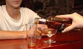 Lietuviai nebeperka kavamalių, bet geria brendį