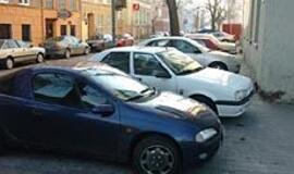 Automobilių stovėjimo apmokestinimą nukėlė įtarimai