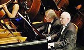 Muzikuojantis keltas išplaukia su humoru