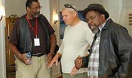 Bliuzmenams vietoje cigaretės pasiūlė merginas