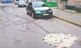 Vidury gatvės - alyvos bala