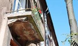 Grėsmė praeiviams - trupantys balkonai