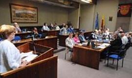 Politikų algos sujaukė protus