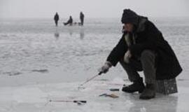 Žvejai ant marių ledo liko it slieką kandę