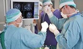 Kelią instrumentams rodo neuronavigacijos sistema