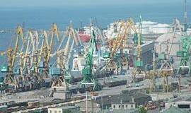 Ir pinigų trūksta, ir krantinės griūva