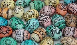 Margučiai su juodo vaško raštais