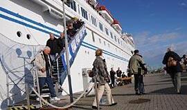 Turistus linksminantis folkloras "sulyso"