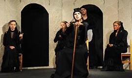 Prieš reorganizaciją - spektaklių išpardavimas