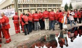 Prie Seimo piketuojantys medikai reikalauja ministrų atsistatydinimo