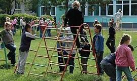 Valdininkai švietimiečius apibėrė pažadais