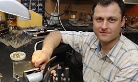 Juvelyro pasaka apie saulės bučinį ir alavinius kareivėlius