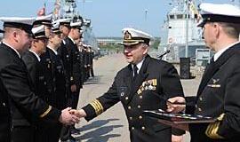 Šventės proga karininkams įteikti kardai