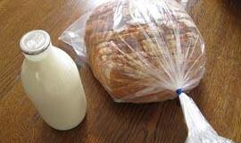 Mokslininkai: gerkite pieną užkąsdami duonos plutele