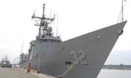 Amerikiečių karo jūrininkai tvarko Lietuvos paplūdimį